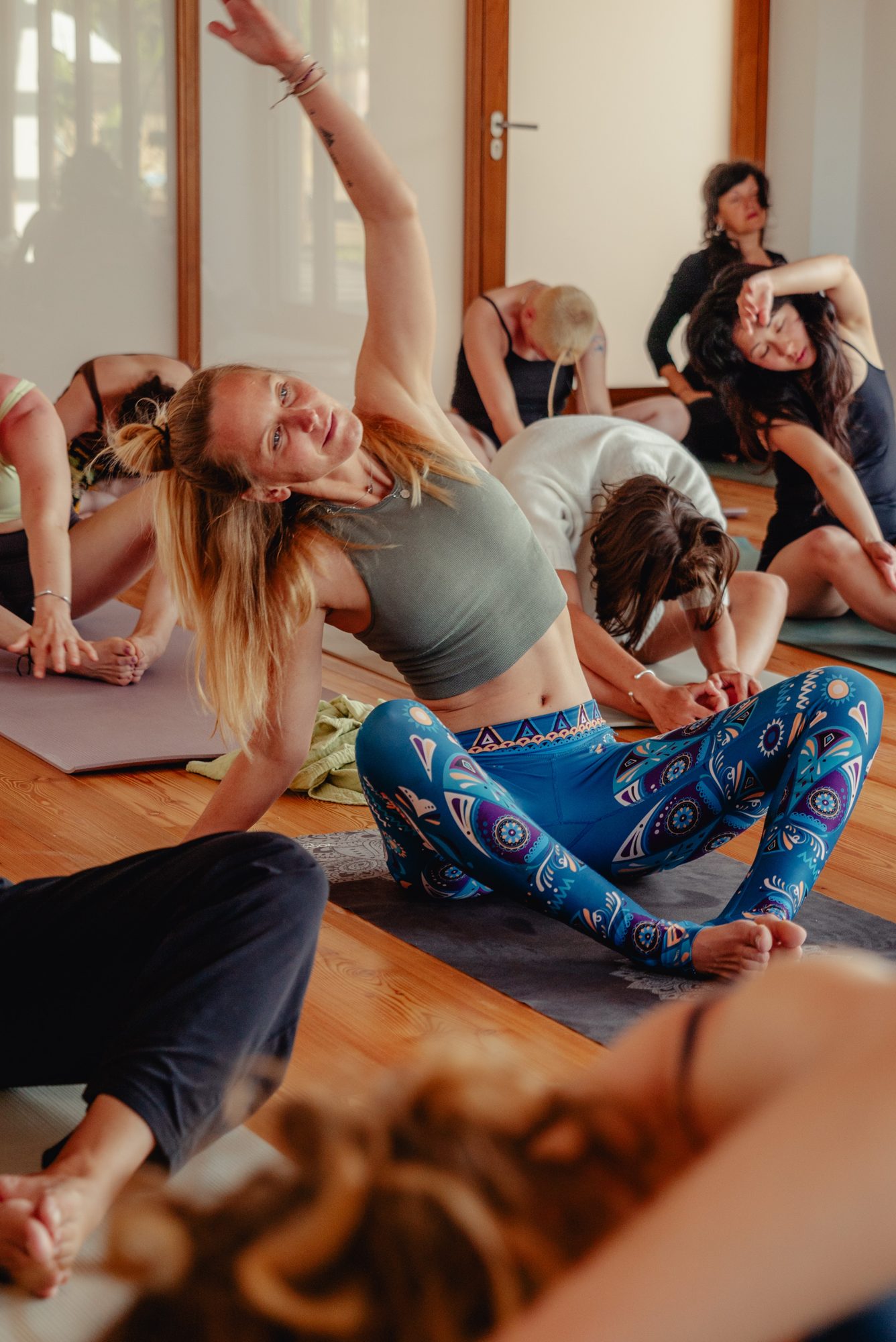 Aula de yoga no estúdio interior em Sagres