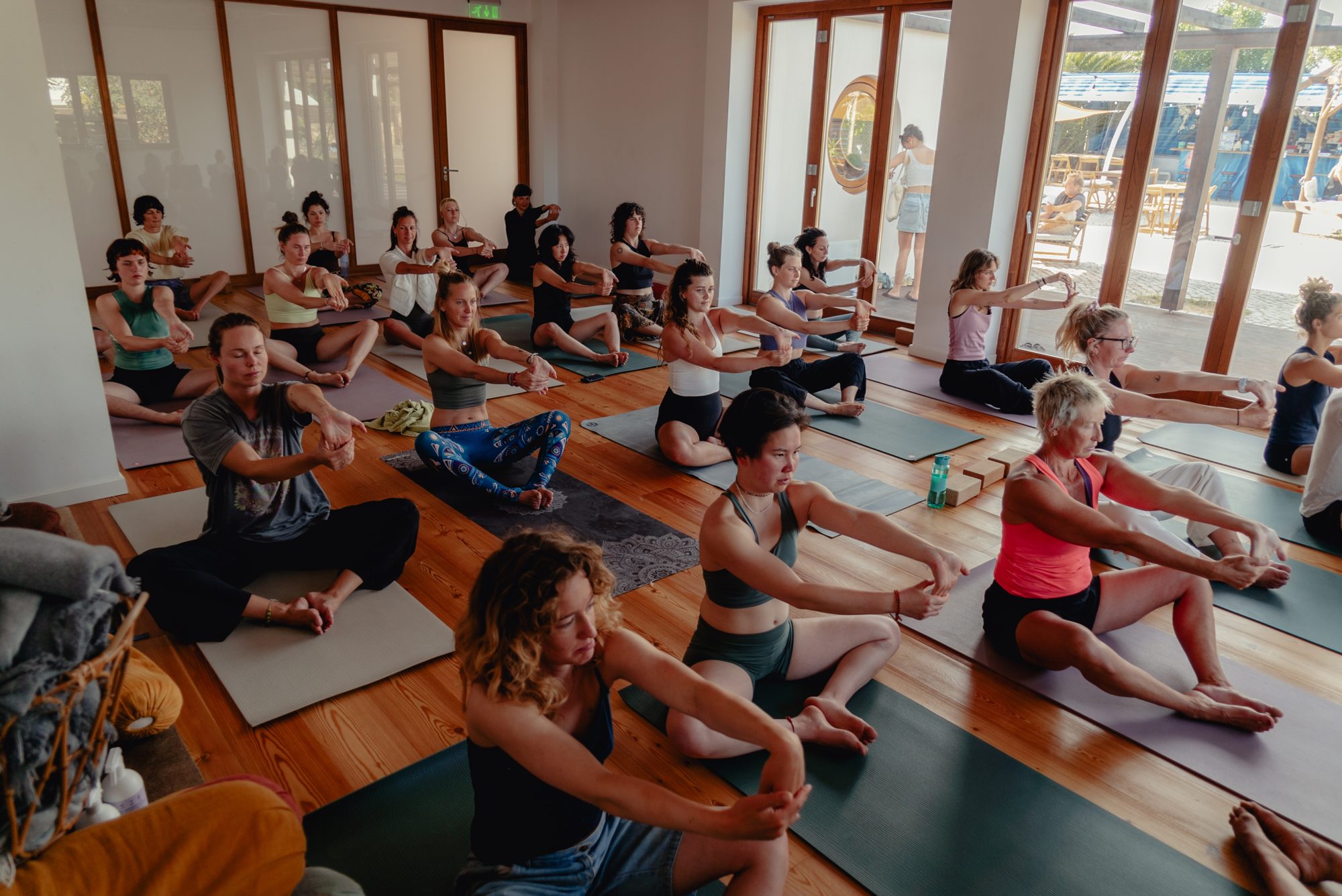 Aula de Pilates no estúdio interior em Sagres